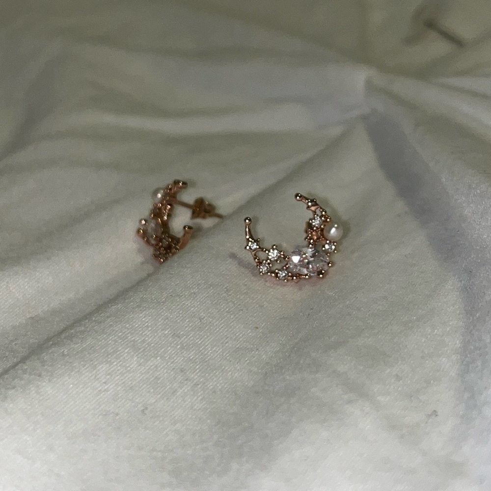 Diamant Moon Earrings View 5